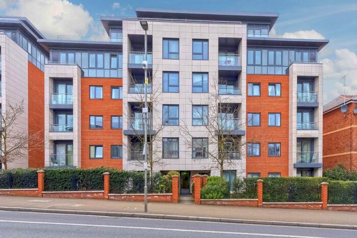 2 Bedroom Flat To Rent In Putney Hill, London, SW15