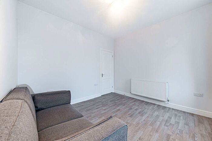 1 Bedroom Flat To Rent In Barons Court Road, Barons Court, London, W14