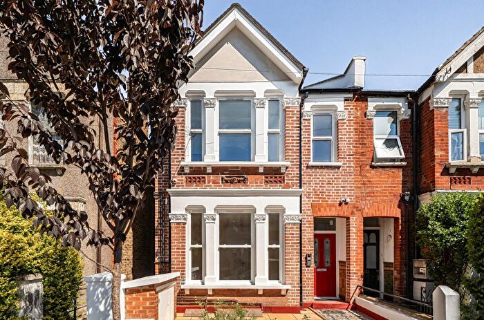 2 Bedroom Flat For Sale In Willcott Road, Acton, W3