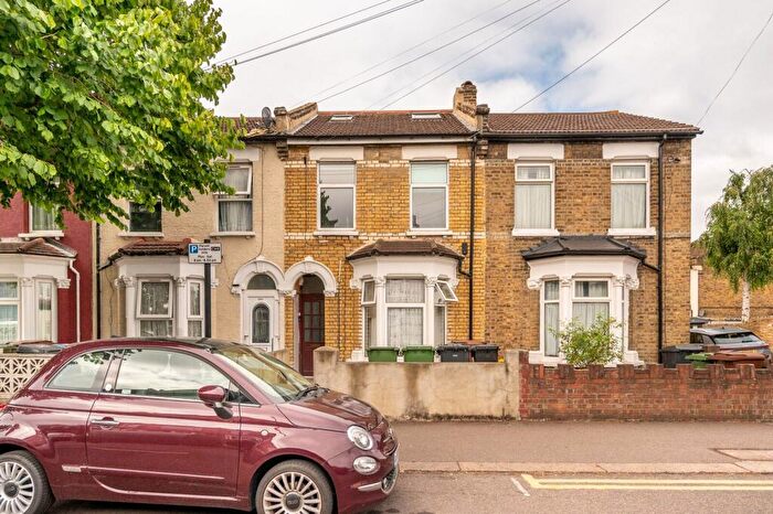 2 Bedroom Flat To Rent In Selby Road, Leytonstone, London, E11