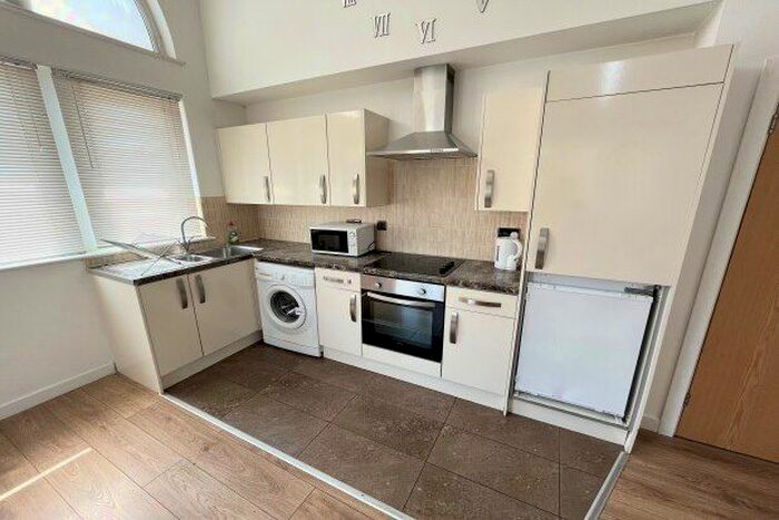 1 Bedroom Flat To Rent In South Park Road, Caerdydd, CF24
