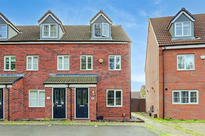 3 Bedroom End Terrace House For Sale In Lightning Grove, Hucknall, Nottinghamshire, NG15