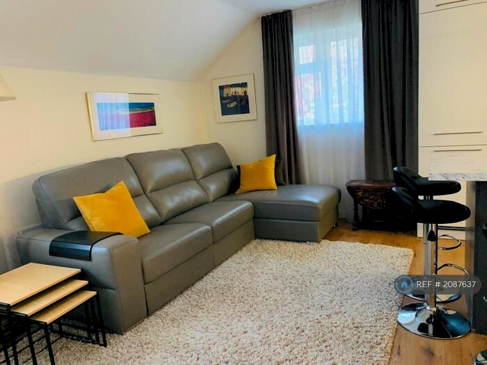 2 Bedroom Flat To Rent In The Dell, At Albans, AL3