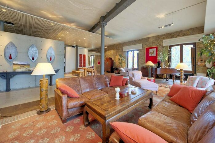 2 Bedroom Flat To Rent In Parkgate Road, London, SW11