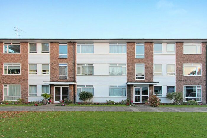 2 Bedroom Flat To Rent In Maple Close, Clapham, SW4