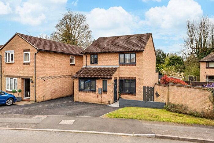 3 Bedroom Detached House For Sale In Walsingham Avenue, Kettering, NN15