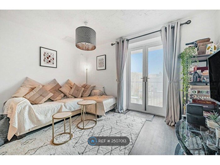 2 Bedroom Flat To Rent In Shelley Court, Reading, RG1