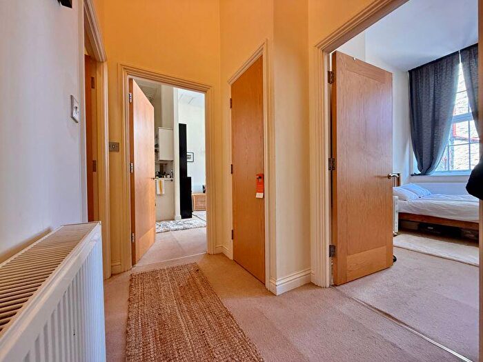 1 Bedroom Flat For Sale In Palace Street, The Barbican, Plymouth. A Fabulous Large Double Bedroomed First Floor Flat. Wonderful Central Plymouth!, PL4