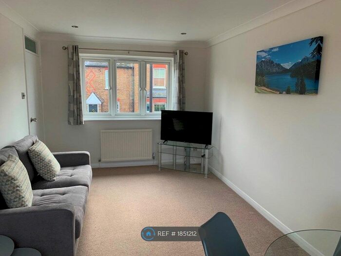 1 Bedroom Flat To Rent In Imperial Court, Windsor, SL4