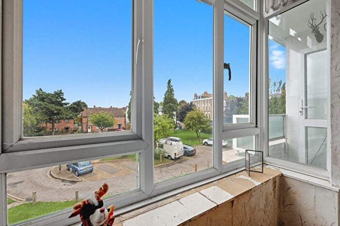 2 Bedroom Flat For Sale In St. James's Close, Tooting Bec, London, SW17
