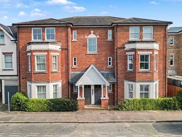2 Bedroom Flat For Sale In Matham Road, The New Inn Court, KT8