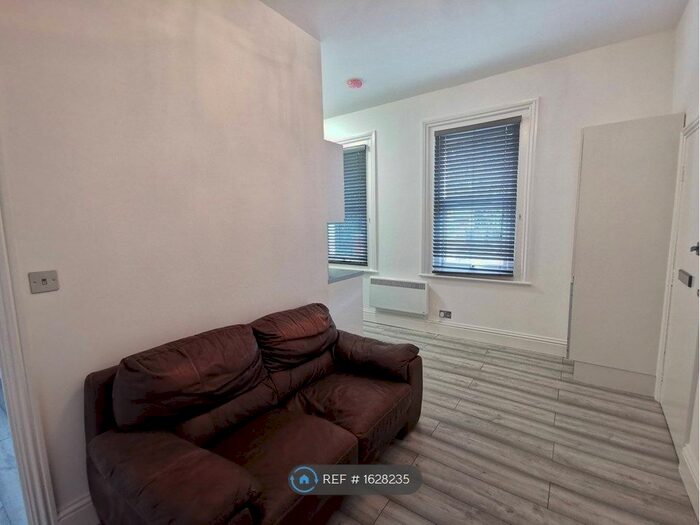 1 Bedroom Flat To Rent In School Road, Reading, RG31