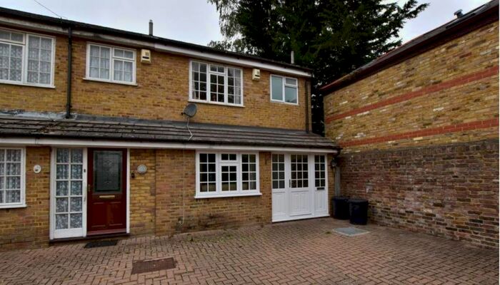 4 Bedroom Semi-Detached House To Rent In Villier Street, Uxbridge, UB8