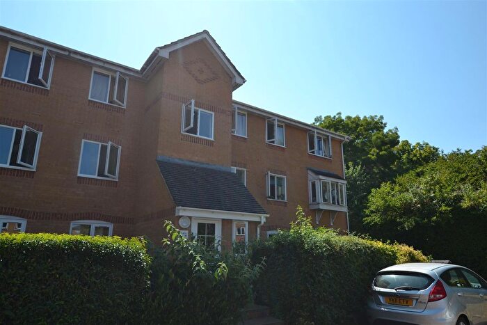 2 Bedroom Flat To Rent In Ascot Court, Aldershot, GU11