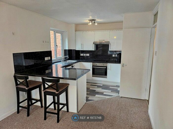 1 Bedroom Flat To Rent In Wayside Court, Isleworth, TW7