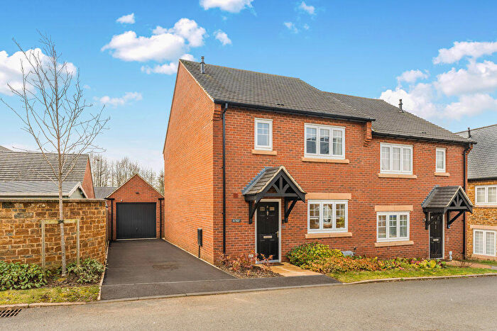 3 Bedroom Semi Detached House For Sale In Yeoman Close, Bodicote, OX15