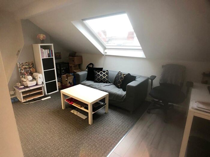 1 Bedroom Flat To Rent In Roman Grove, Leeds, LS8