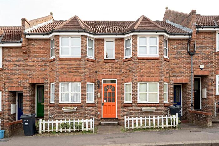 1 Bedroom Apartment For Sale In Beechcroft Road, South Woodford, E18