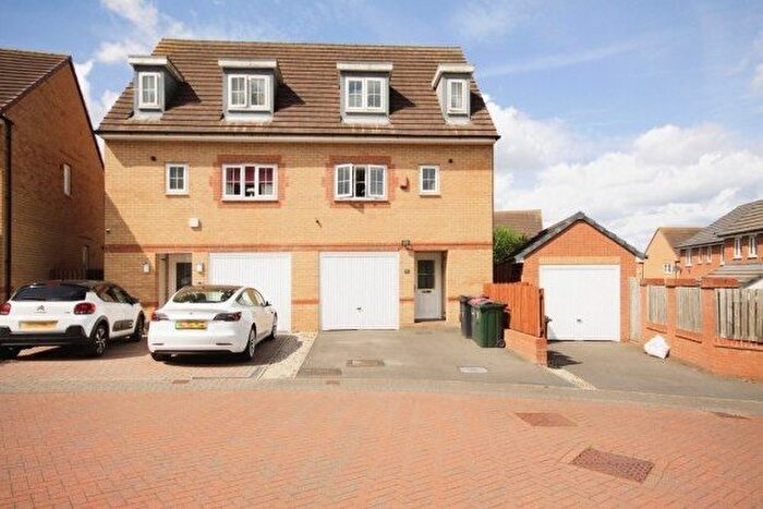 3 Bedroom Town House To Rent In Kingdom Close, Rotherham, S66