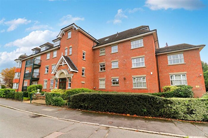 3 Bedroom Apartment For Sale In The Ridgeway, Enfield, Middlesex, EN2