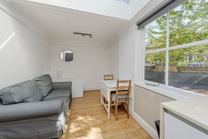 2 Bedroom Flat To Rent In Chesterton Road, W10