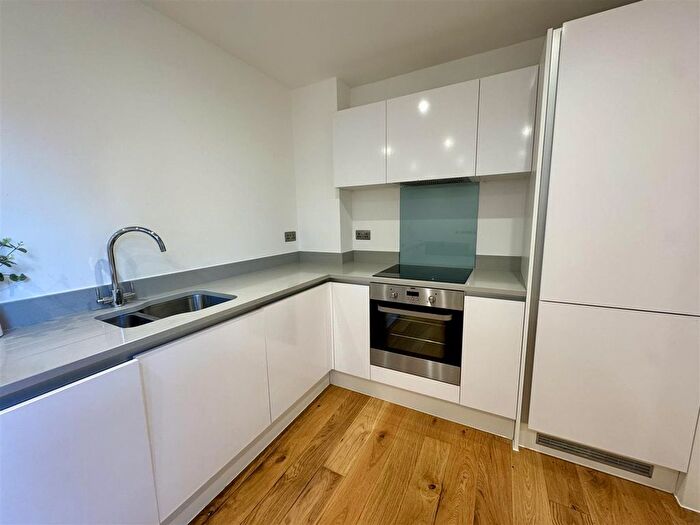 1 Bedroom Flat To Rent In Rockingham Road, Uxbridge, UB8