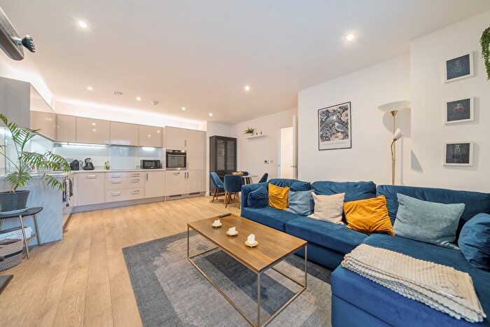 2 Bedroom Flat For Sale In Lomond Grove, London, SE5
