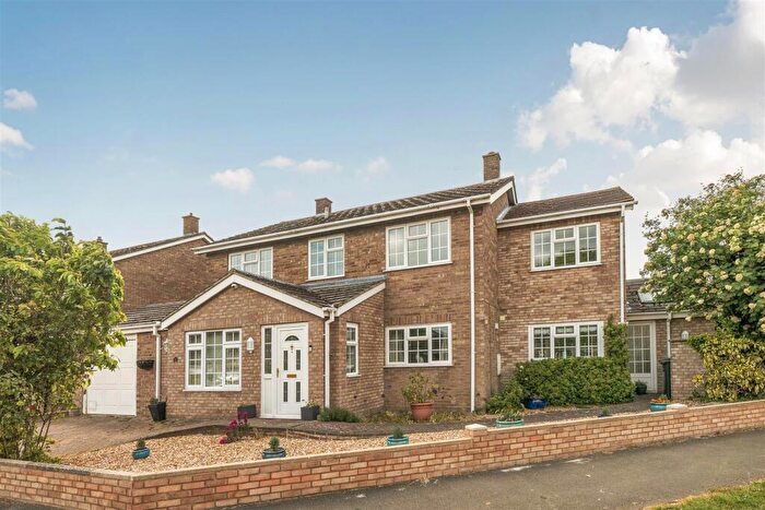 5 Bedroom Detached House For Sale In Vicarage Close, Ravensden, Bedford, MK44