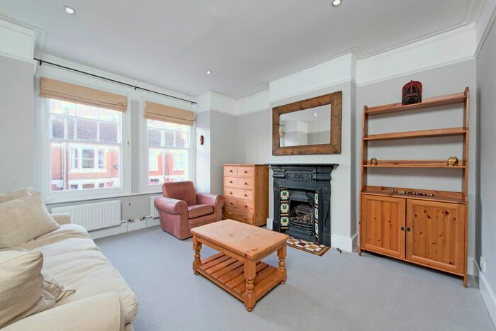 3 Bedroom Flat To Rent In Quinton Street, London, SW18