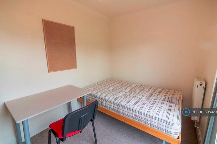 7 Bedroom Semi-Detached House To Rent In Lincoln Road, Guildford, GU2