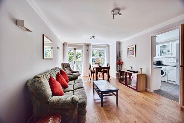 2 Bedroom Flat For Sale In River Bank Close, Maidstone, Kent, ME15