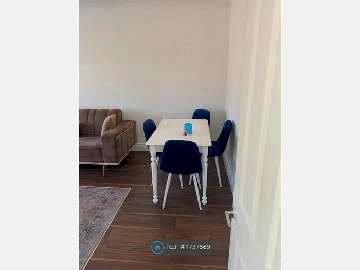 2 Bedroom Flat To Rent In Canford Close, London, EN2