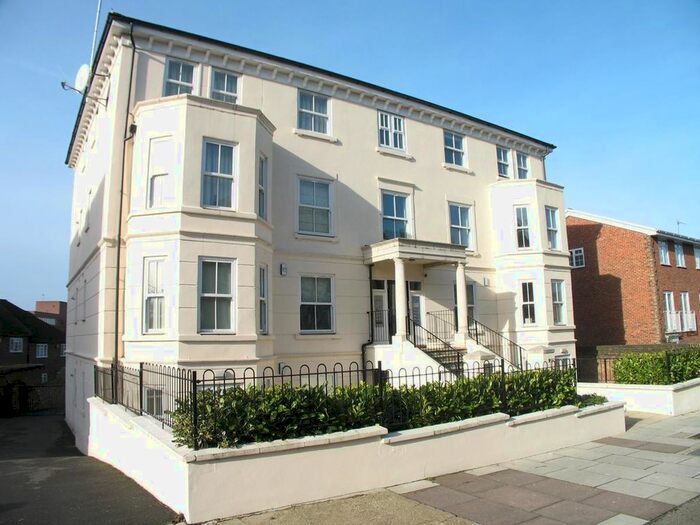 2 Bedroom Flat To Rent In Avenue Elmers, Surbiton, KT6