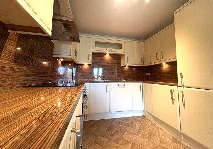 2 Bedroom Apartment To Rent In Ingwood Parade, Greetland, HD4