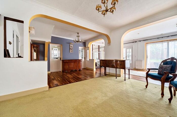5 Bedroom Semi-detached House To Rent In Walmington Fold, Woodside Park, N12