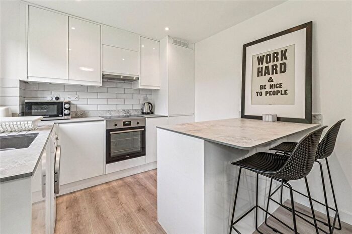 2 Bedroom Flat For Sale In Crowthorne Close, London, SW18