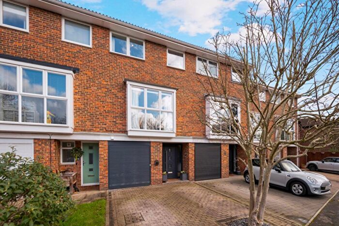 4 Bedroom Terraced House For Sale In Wynton Grove, Walton-on-Thames, KT12
