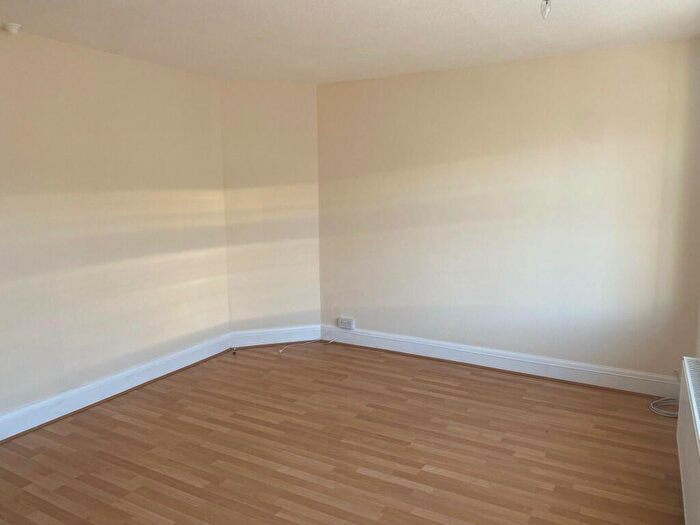 1 Bedroom Flat To Rent In Hart Road, Benfleet, Essex, SS7