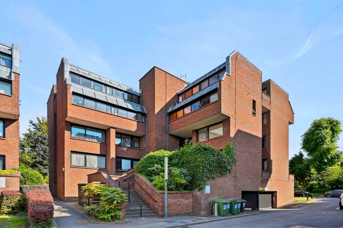 3 Bedroom Duplex To Rent In Britten Close, Golders Green, NW11