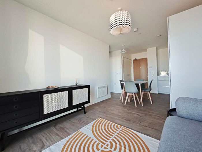 1 Bedroom Apartment To Rent In South Central, Essex Street, B5