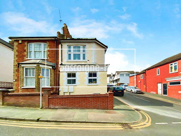 3 Bedroom Flat To Rent In Denzil Road, Guildford, GU2