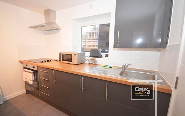2 Bedroom Apartment To Rent In |Ref: |, East Street, Southampton, SO14