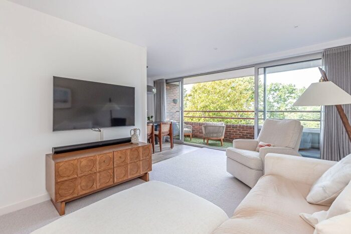 2 Bedroom Flat To Rent In Portsmouth Road, Kingston Upon Thames, KT1