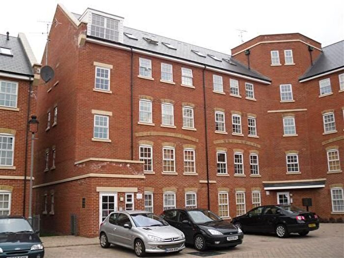 2 Bedroom Flat To Rent In Florey Gardens, Aylesbury, HP20