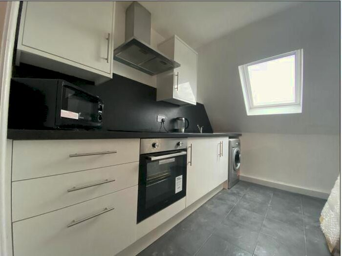 2 Bedroom Flat To Rent In Slough, Berkshire, SL1