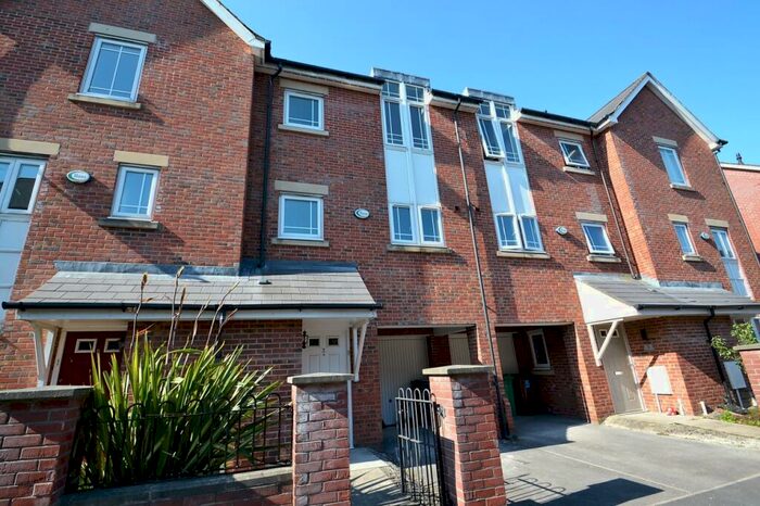 4 Bedroom Town House To Rent In Mackworth Street, Hulme, Manchester, M15