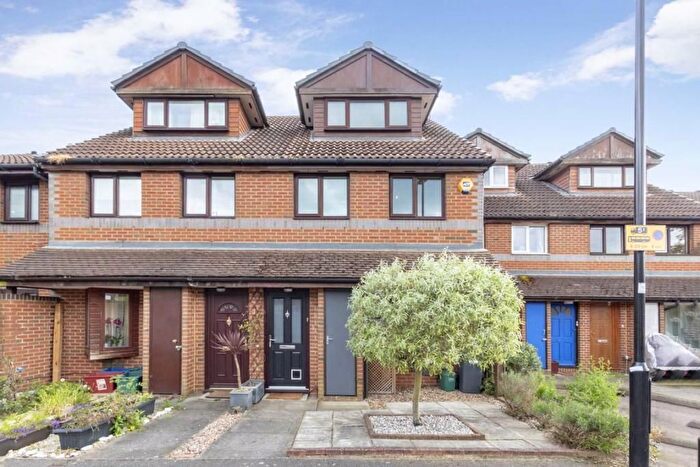 2 Bedroom Maisonette To Rent In Weavers Close, Isleworth, TW7