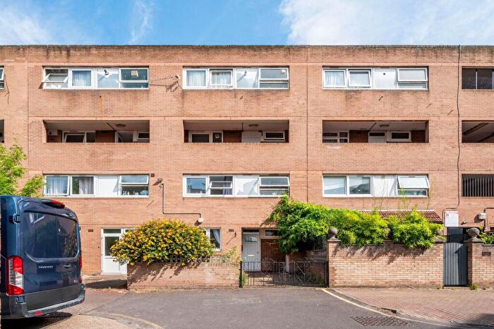 3 Bedroom Maisonette To Rent In Roman Road, Bethnal Green, London, E2