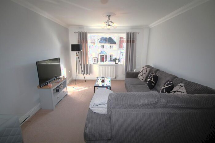 2 Bedroom Flat To Rent In Tower View, Chartham, Canterbury, CT4