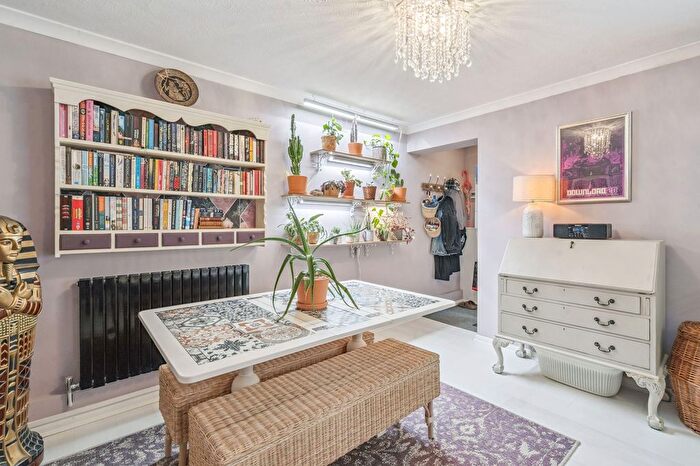 2 Bedroom Flat For Sale In Essex Road, Thame, OX9